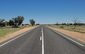 Immer geradeaus: Fahrt durch das australische Outback. Outback