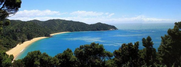 Ausblick auf azurblaues Meer vom Abel-Tasman-Walkway Ausblick im Abel-Tasman-Nationalpark