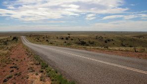 Straße durchs fast endlose Outback bei Broken Hill Outback