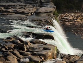 Hier stürzt sich ein Kajakfahrer die Maruia-Falls hinunter. Maruia Falls