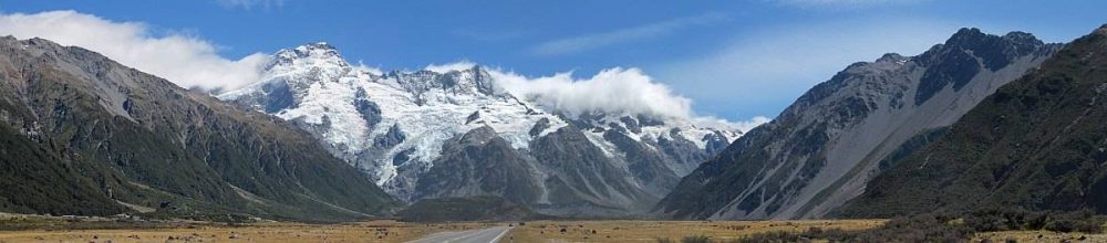Der Mt. Cook ist 3.754m hoch. Aoraki heißt (auf Maori) soviel wie "Der die Wolken durchbohrt" Mt. Cook