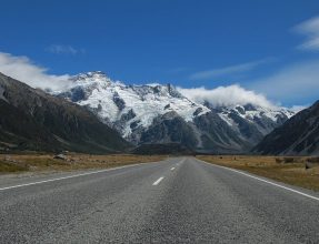 Fahrt Richtung Mt. Cook Village bei Bilderbuchwetter. Hinten das Massiv des Mt. Cook / Aoraki Mt. Cook / Aoraki