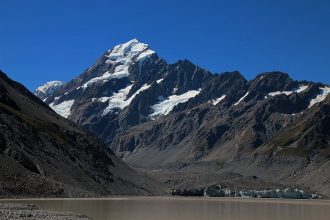 Vorne: Der Hooker-Gletscher und See. Hinten: Mt. Cook / Aoraki Hooker-Valley / Mt. Cook