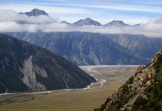 Ausblick ins Tal beim Aufstieg zur Mueller-Hut im Mt. Cook-Nationalpark. Aussicht beim Aufstieg