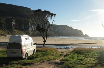 Ist das nicht malerisch? Unser Campingbus am Purakaunui-Beach. Purakaunui-Camping