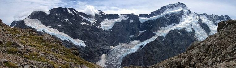 Gletscher- und Gebirgspanorama gesehen vom Mt.Oliver. Hier sieht man den Mt. Sefton. Gletscher und Berge