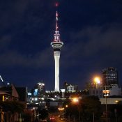 Skytower bei Nacht