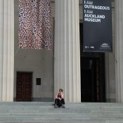 Kaya vor dem Auckland Museum