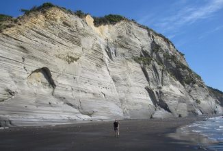 Die Whitecliffs an der Westküste 30km nördlich von New Plymouth. Die Whitecliffs an der Westküste 30km nördlich von New Plymouth.
