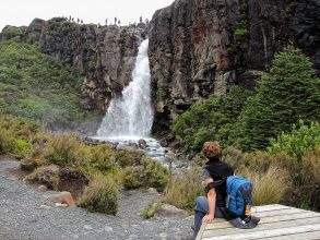 Die Turangi-Falls. Am Rucksack von Kaya sieht man das Beutelthierchen baumeln. Turangi-Falls