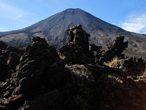 Im Vordergrund: Bizarre Lava-Skulpturen. Im Hintergrund: Mt. Ngauruhoe. Der Mt. Ngauruhoe
