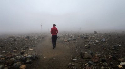 Tongariro Crossing: Im Nebel über das Plateau des Südkraters. Nebel beim Tongariro