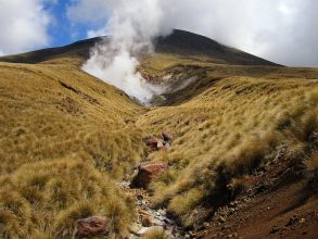 Abstieg am Tongariro: Schwefelrauch aus Fumarolen. Abstieg am Tongariro