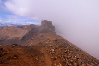 Aufstieg zum "Red Crater": Von rechts drückt die Nebelwand vom Südkrater heran. Links freie Sicht... Nebel am Tongariro