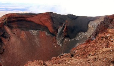 Kohlrabenschwarz und glutrot: Der "Red Crater" des Tongariro Tongariro-Crossing. Red Crater