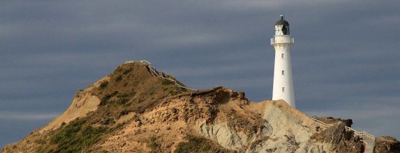 Strahlend weiß vor düster-blauem Himmel: Der Leuchtturm von Castlepoint. Castlepoint Leuchtturm