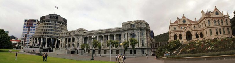 Hier wird Politik gemacht: ganz links das "beehive" (wo der Premierminister sitzt), dann das "Parliamant House" (geb. 1912) und rechts die Parliament Library Wellington Parlamentsbezirk