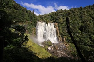 Die Marokopa-Wasserfälle stürzen 35 Meter in die Tiefe Die Marokopa-Wasserfälle